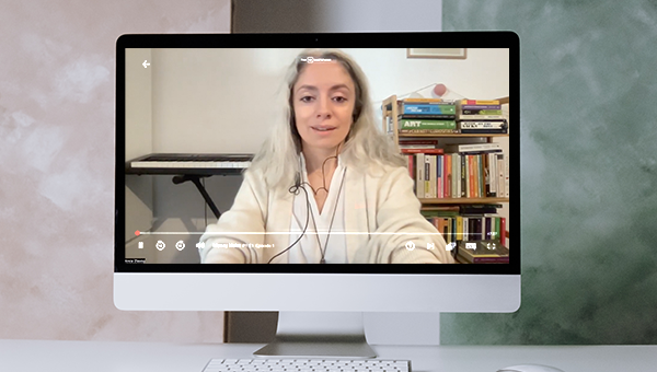 o fata care se gandeste